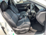 運転席まわりです。実際に座ってみて、乗り心地を体験してみてください,視界も良好です