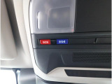 専用ボタンでコールセンターへ接続。状況に応じて緊急車両の要請やロードサービスの取次ぎを行います。重大事故の際は自動的にコールセンターにつながり、緊急車両やドクターヘリを要請します。(要申込)