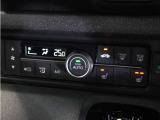 【オートエアコン】温度を設定すれば自動で快適な車内温度を保ちます。エアコン内部の高性能脱臭フィルターで車内のアレルゲンや花粉を除去。