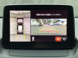 狭い場所での駐車やすれ違いなどでより的確な運転操作に役立つ360&deg;ビューモニターが装備されています。