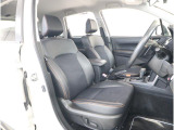 運転席シートは、座り心地を追求した座面構造を採用しています。そのため、近場へのちょっとした移動からロングドライブまで、あらゆるシーンで快適なドライビングをお楽しみいただけます。