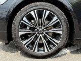 5マルチスポーク 8.0J&times;18インチ ダイヤモンドカット/ブラック 235/45R18サイズのミシュランを装着 ラグジュアリーな足元を演出します。