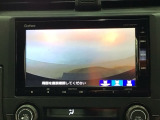 【バックカメラ】運転が苦手な方も車庫入れラクラクです!ギアをリバースに入れれば自動的に切り換わりますので、面倒な操作は不要です♪狭い駐車場もお車を傷つけず安心ですね!