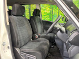 運転席まわりには十分なスペースがあり、大柄な方でもゆったり運転していただける環境です。