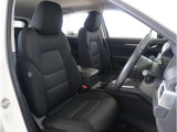 【清潔感のある運転席&助手席】隅々までクリーニングの行き届いた運転席&助手席。目立ったシミや汚れ等もございません。快適なドライブをどうぞ。