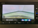 【バックカメラ】運転が苦手な方も車庫入れラクラクです!ギアをリバースに入れれば自動的に切り換わりますので、面倒な操作は不要です♪狭い駐車場もお車を傷つけず安心ですね!