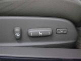 運転席には、8ウェイマルチアジャスタブルパワーシート&クッション長電動可変機構を採用し、利便性が向上されています。