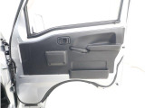 運転席には、ちょっとした小物を収められるドアポケットを備えています。手を伸ばしやすい位置にあり、日常で使いやすい収納です。