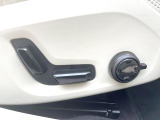 【メモリー機能付きパワーシート】ドライバーごとに設定したシート位置を記憶して、ボタン一つで切り替えできる便利な機能!運転する方が複数名いらっしゃるご家庭におすすめです。