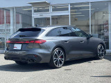 Audiのリヤディフューザーは、車両の後方での空気の流れを整え、乱流を減少させることで、走行安定性を向上させます。またスポーティで洗練された外観を提供し、全体のスタイルに一体感を持たせます。