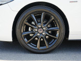 18インチ純正アルミホイールを装備。タイヤサイズは215/45R18となります。