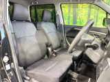 運転席まわりには十分なスペースがあり、大柄な方でもゆったり運転していただける環境です。