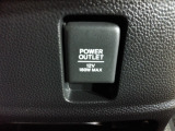 【POWEROUTLET】12V電源ソケットを設置しております。周辺機器の充電にご利用頂けます。