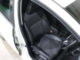 程よい硬さとホールド性が高いシートで長時間運転も快適です。