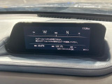 【8.8インチマツダコネクト】車内の雰囲気にマッチした大型のディスプレイ。スマホ接続でのナビ使用やBluetooth再生等、様々な機能が楽しめます。直感的なダイヤル操作が可能で、使い勝手も良好です。