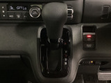 CVT車のセレクトレバーです。低速から高速まで、変速ショックのないスムーズな走りと、エンジン効率のよい領域を維持して燃費にも貢献します。サイドブレーキはスイッチ操作の電子制御パーキングブレーキです。