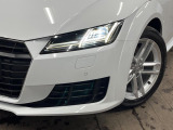 ●LEDハイビームが多数独立で存在し、ハイビーム時に対向車や前方を走る車の部分をロービームに切り替えが可能!!シーケンシャルウインカーも装備!!