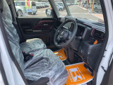 毎日過ごす運転席は要チェック。シートのへたり・擦れ、視界のイメージまで伝わる重要ポイント。