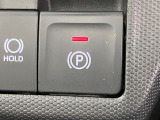 【電動パーキングブレーキ】パーキングブレーキは便利な電動式!ボタン一つで操作でき、アクセルを踏めば自動で解除されます♪レバーやペダルが無いので運転席廻りもすっきりしますね♪