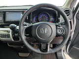 ドライバーの操作性に配慮したステアリング。快適な運転をサポートします。