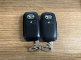 【スマートキー】 スマートキーを携帯していれば、ドアハンドルのボタンを押すだけでロックの解除ができます。