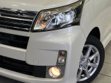 【LEDヘッドライト】悪天候や夜間走行時も良好な視界を確保し安心して運転できる高輝度LEDヘッドライトを装備!点灯速度が早く、消費電力も抑えられています。