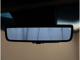 バックモニター付き。駐車の際のサポートとなり、必須アイテムのひとつですよね。それでも、バックする際はご自身の目で確認をしてください。パノラミックビューで上から見下ろした視点でも確認できます!