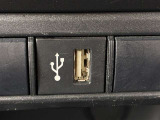 こちらのクルマはUSB接続コネクタも装備されています♪スマホの充電などにお使い下さい。ご旅行中での充電切れも、これなら心配いりませんね!