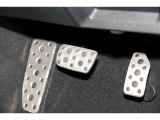 スポーティなデザインのアルミパッドブレーキペダルです。