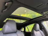 【ガラスルーフ】ガラスルーフ搭載で車内の解放感が一気にアップ!開放的なドライブをお楽しみいただけます。