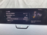 ブラインド・スポット・モニタリング (BSM) は、自車の後方から接近する車両の存在を知らせることにより、車線変更時の後方確認を支援するシステムです。