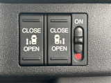 両側電動スライドドアです。リモコンや運転席スイッチ、ドアハンドルの操作で自動開閉。お子様を抱き抱えている時や荷物の多いときなどに便利です!!