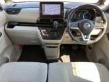 運転席まわりは機能的にまとまっています。足元が広々のインパネATです♪