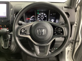 ハンドルにHondaセンシング系のクルーズコントロールやレーンキープアシストなどのスイッチと、オーディオの操作スイッチが装備されています。ハンドルから手を離さず安全に操作できます。