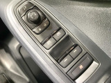 【電動格納ミラー】サイドミラーは電動格納式となっており、狭い駐車場でもキズがつくリスクを抑えられます。