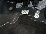 ゴムの滑り止めを組み合わせたアルミ製スポーツペダルです。靴が濡れていても滑りにくく、快適なドライブが楽しめます♪