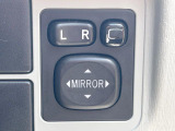 【電動格納ミラー】サイドミラーは電動格納式となっており、狭い駐車場でもキズがつくリスクを抑えられます。