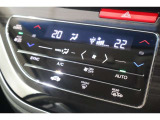 フルオートエアコンが装備されています!お好みの温度設定をするだけでエアコンの風量やモードの切り替えを自動でコントロールしてくれます!ユーザーの操作が少なく燃費走行にもつながります!