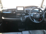 【インパネ全体】手が届きやすく、どなたでも運転しやすいです。シンプルで使いやすい設計になっています!
