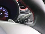 オートヘッドライトシステム装備です。トンネル等の急な暗がりな場所へ突入した場合に自動でヘッドライトが点灯しますので、安心して運転に集中出来ます。