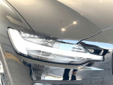 【LEDヘッドライト】ハイビームを先行車や対向車にあてず、その両サイドではハイビーム照射を維持。見える範囲が段違いに広くなりました。北欧神話に登場するトールハンマーをモチーフにデザイン。