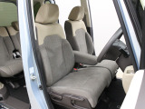 フロントベンチシートですので運転席足元ゆったり広々快適です。助席への移動も楽々です。