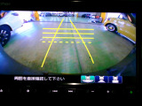 バックカメラの画像です。ガイドラインがスムースな車庫入れをサポートいたします。車庫入れの安心感がアップしますね。