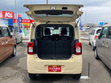 バックドアは上開き跳ね上げ式で、開口も広め!レジャーやショッピングの荷物も積みやすそうですね!