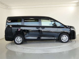 両側パワースライドドア付きだから、狭い駐車スペースなどでの 乗り降りラクラク!小さなお子さまのいるご家庭には嬉しい装備。