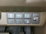 ハンドルの右側にはヘットライトリベライザーとHondaセンシング用のメインスイッチがついています。ヘッドライトリベライザーは道路状況や積荷の加重に応じてライトの高さを調節できます。