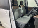 【運転席・助手席転席】運転席の足もともゆったりで長距離ドライブでも快適に★