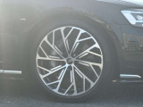 Audiは多様なホイールデザインを提供しており、スポークの形状やサイズ、仕上げ(ポリッシュド、マット、ブラックなど)によって選択肢が豊富です。