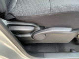 運転席はラチェット式レバーで高さも調整できます