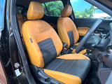 【ハーフレザーシート】高級感と座り心地を両立した人気のシート♪背面・座面のファブリック素材は、通気性の良さや滑りにくさに優れています。気温や服装に左右されず快適にお乗りいただけます。